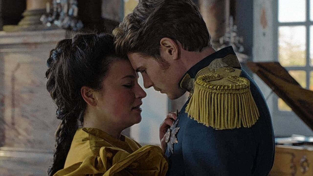 Kommen sich nahe: Kaiserin Elisabeth (Devrim Lingau) und Kaiser Franz (Philip Froissant). 