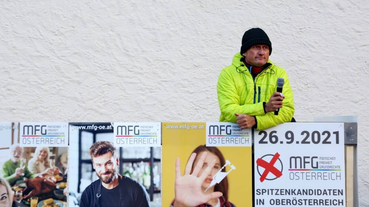 Gerhard Pöttler hat viele Brandreden gehalten – dieses Foto zeigt ihn bei einer Demonstration am 19. Dezember 2021 in Salzburg. So schnell, wie er gekommen ist, ist er auch schon wieder weg. 