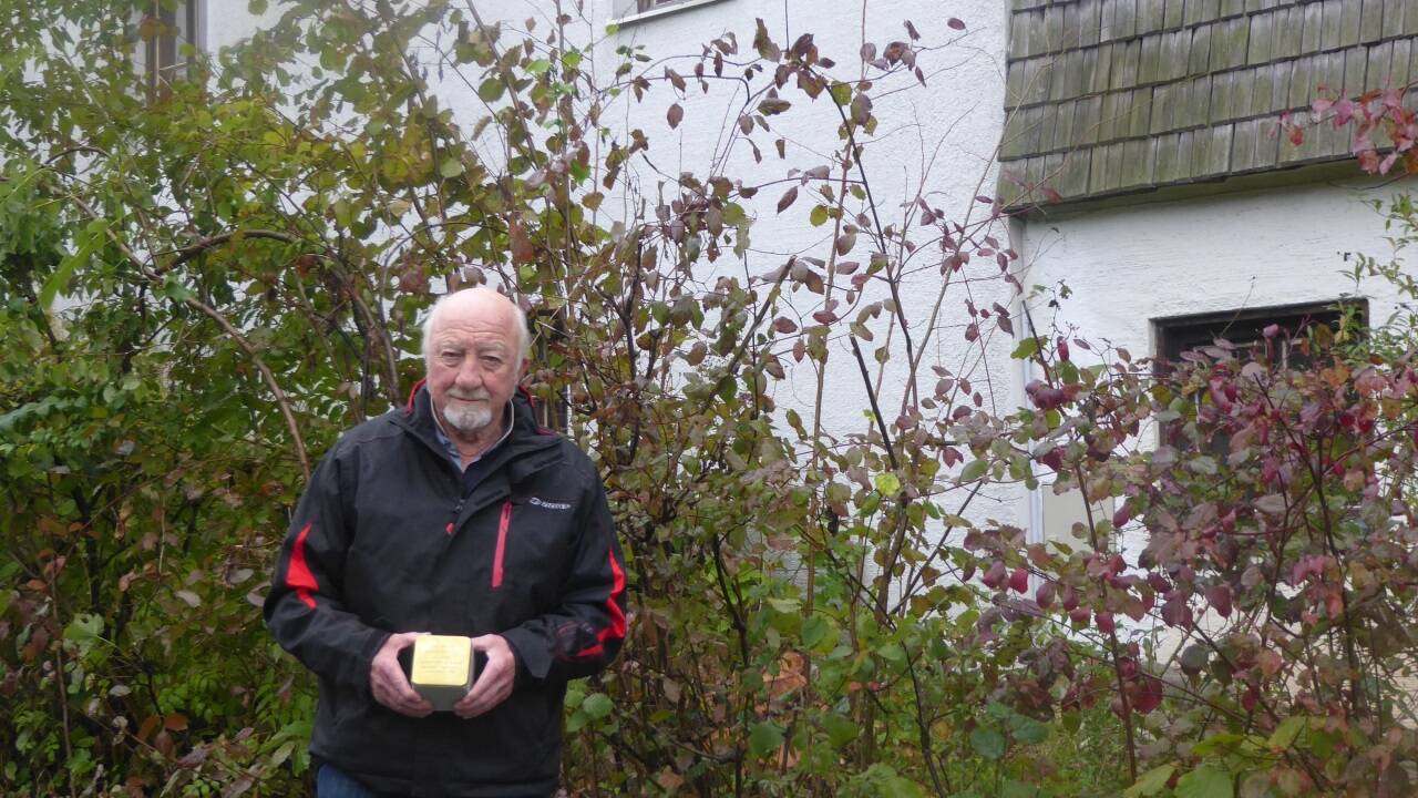 Alois Brandstätter vor dem Haus am Golsweg 10 in Puch, wo der Stolperstein für Anna Ebner am Montag verlegt wird. Alois Brandstätter vor dem Haus am Golsweg 10 in Puch, wo der Stolperstein für Anna Ebner am Montag verlegt wird.