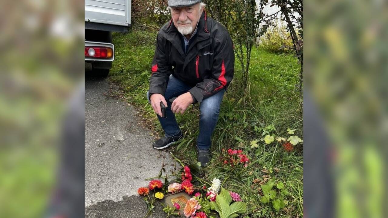 Initiator Alois Brandstätter mit dem neuen Stolperstein. 