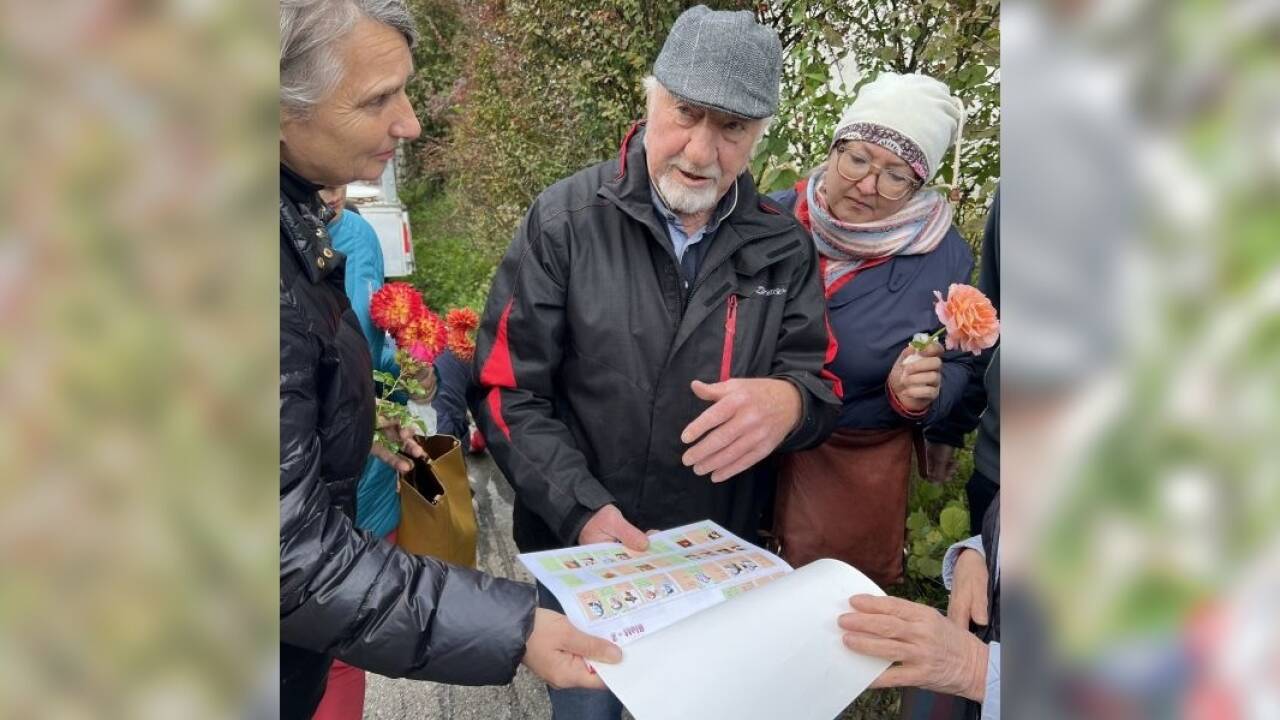 Brandstätter hatte bei der Verlegung auch den Stammbaum seiner Familie dabei und erklärte die Beziehung zu Anna Ebner. 