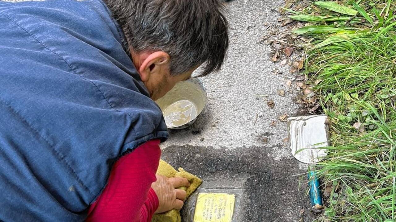 Eine Fachfirma musste den Stein verlegen. Die Kosten wollte die Gemeinde unüblicherweise aber nicht übernehmen.  