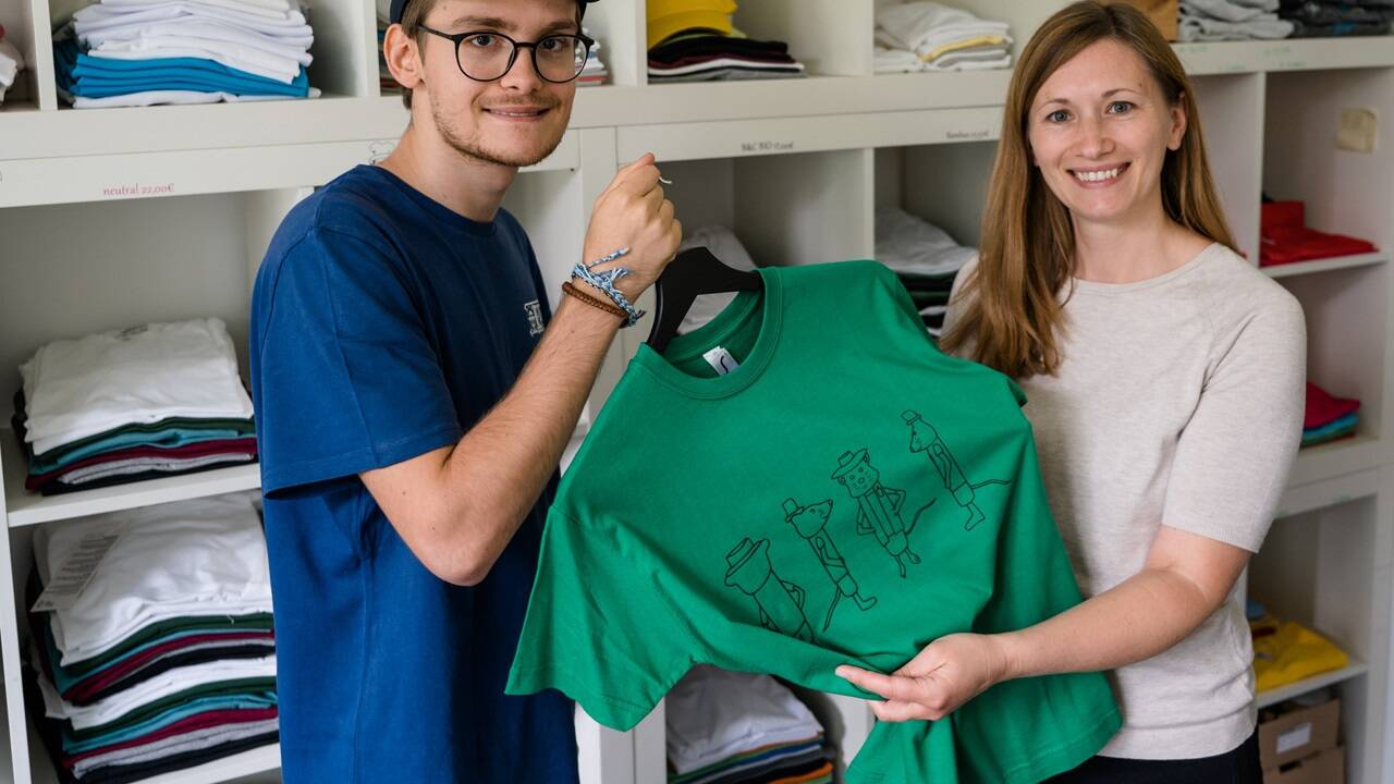Dieses T-Shirt hat Anes Majstorovic (links) in der AusbildungsFit-Werkstatt selbst bedruckt. Mittlerweile hat der 20-Jährige eine Lehrstelle zum Medienfachmann gefunden. 