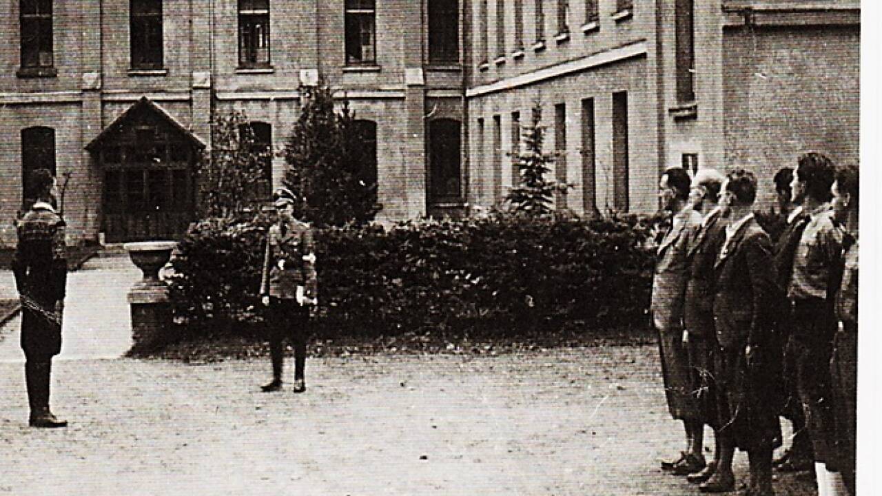 Zum Morgenappell, hieß es von 1938 bis 1945 in der Heimschule Kreuzberg bei Bischofshofen für die Schüler. 