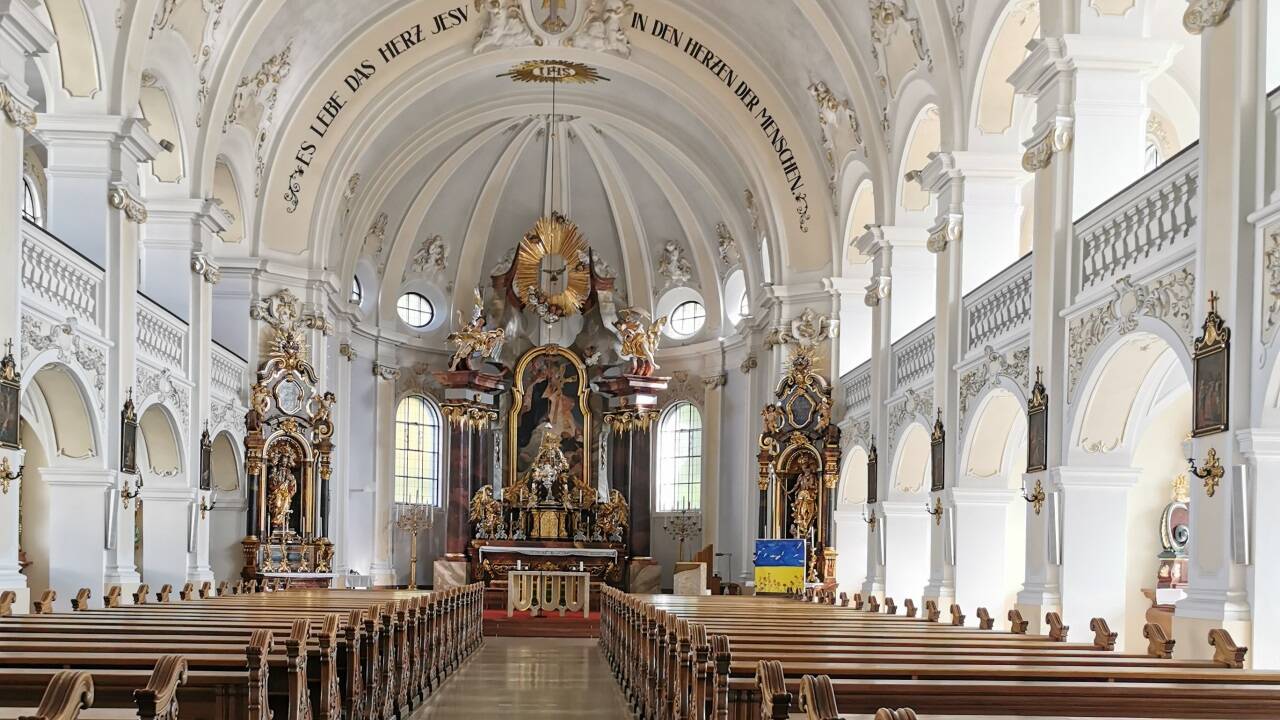Die Kirche am Schulgelände von St. Rupert im Herbst 2022. Nach Plänen der Nationalsozialisten hätte dort ein Schwimmbad entstehen sollen.  
