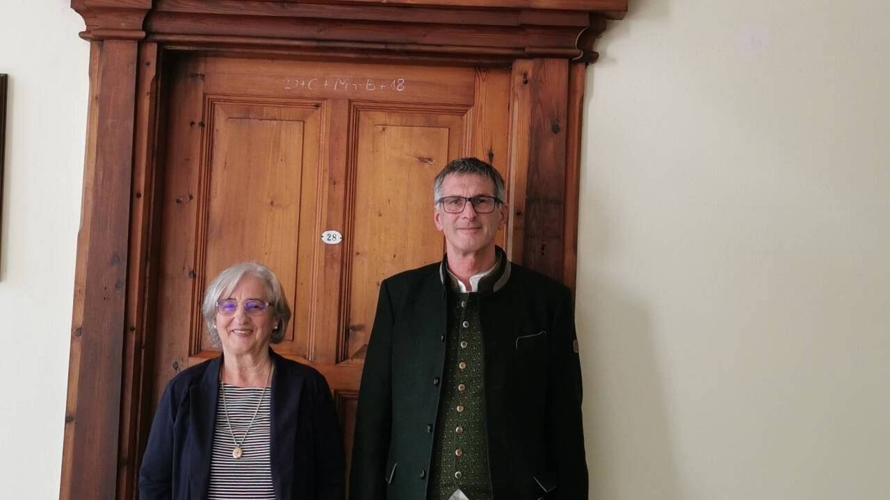 Autorin Gertrude Chalupny und Direktor Alois Lechner vor dem ehemaligen Direktorat in St. Rupert.  