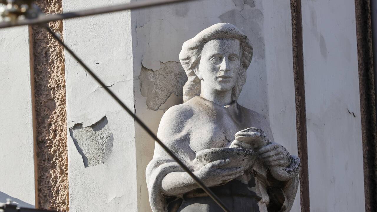 Blicke auf die Frauenskulptur in Salzburg-Mülln, inszeniert von SN-Fotograf Robert Ratzer.  