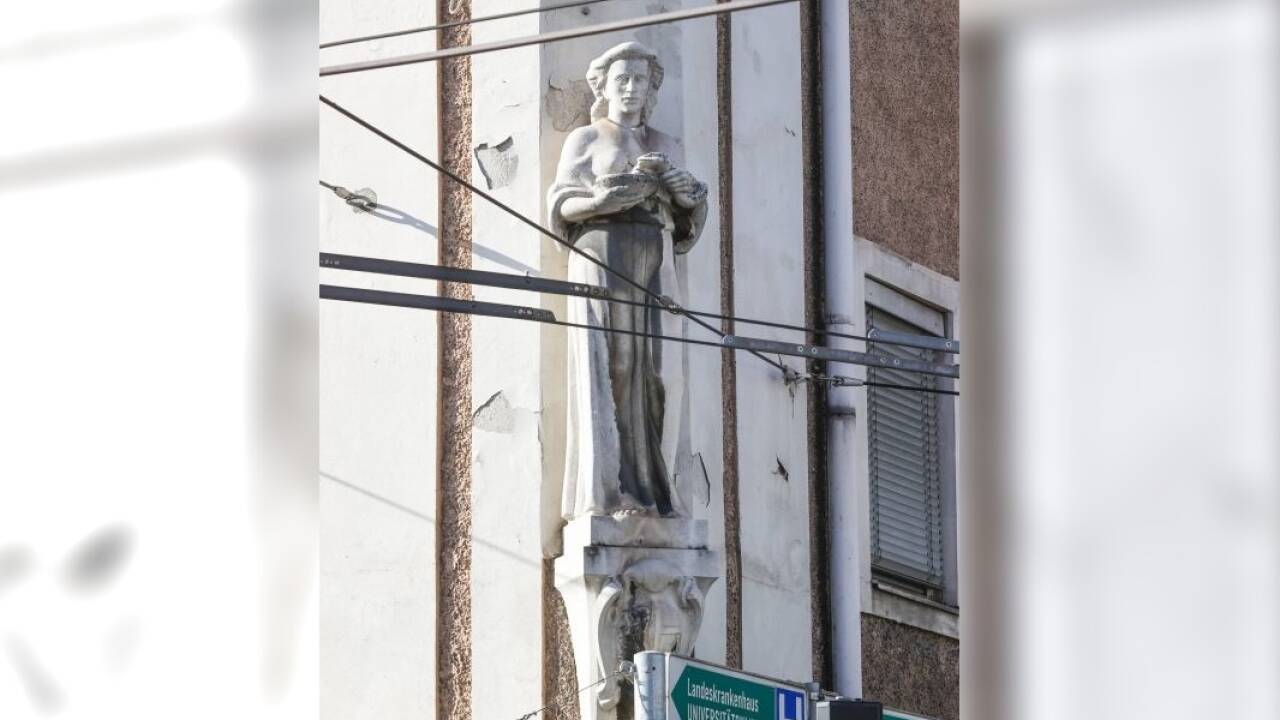 Blicke auf die Frauenskulptur in Salzburg-Mülln, inszeniert von SN-Fotograf Robert Ratzer.  