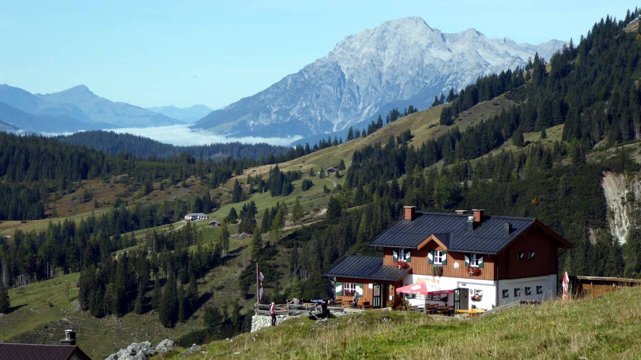 Die Erichhütte mit Blick auf das Steinerne Meer. Die Erichhütte mit Blick auf das Steinerne Meer.