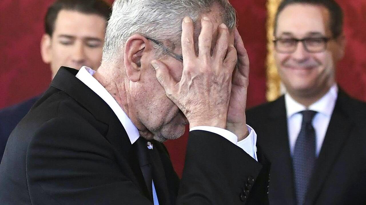 Van der Bellen gelobt Ende 2017 die türkis-blaue Regierung an. Van der Bellen gelobt Ende 2017 die türkis-blaue Regierung an.