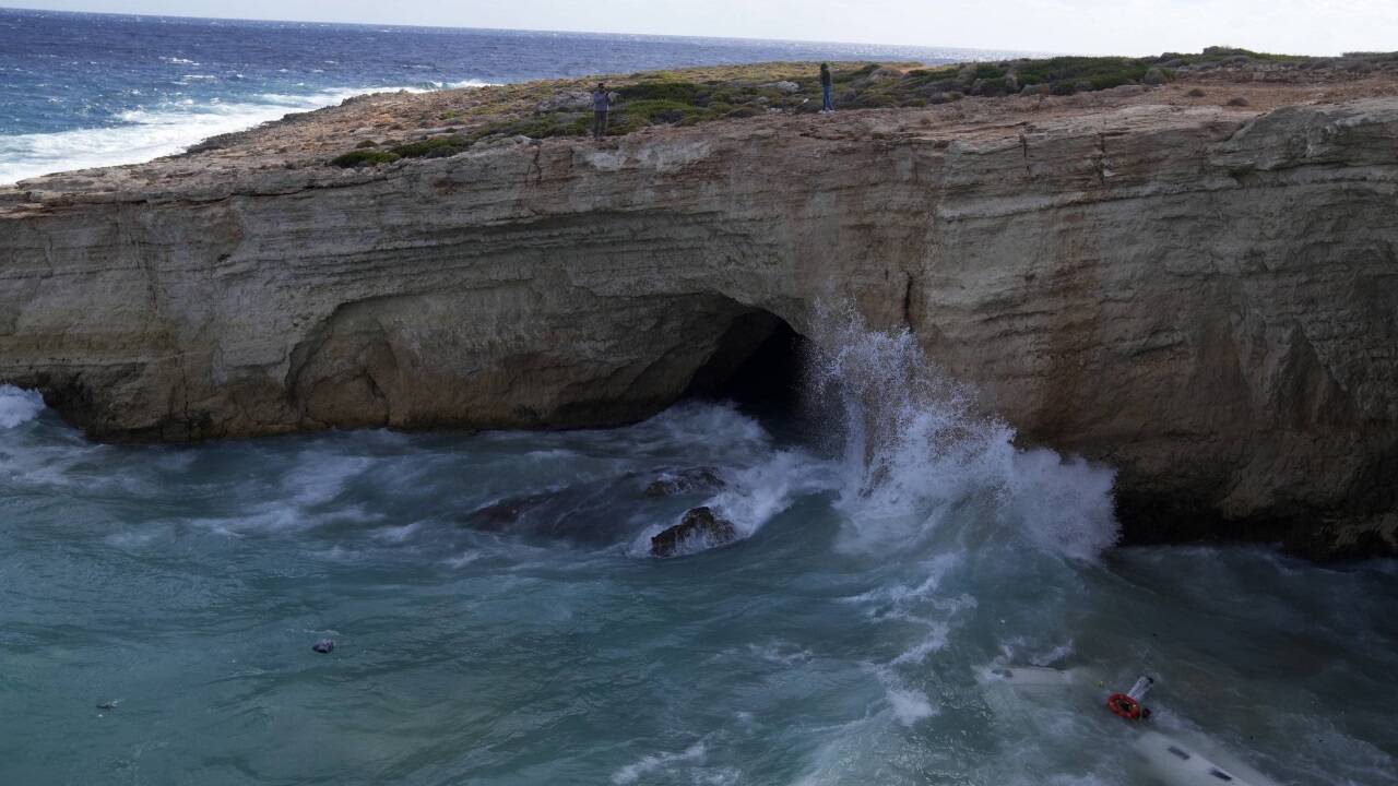 Überrest des Bootes, das vor Kythira gegen einen Felsen prallte.  
