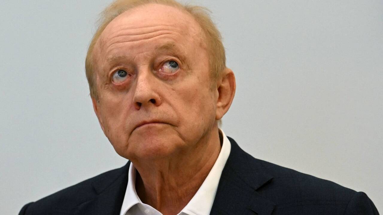 Alfons Schuhbeck blickt bei seinem Prozess wegen Steuerhinterziehung, der am Mittwoch im Münchner Justizpalast begonnen hat, in eine ungewisse Zukunft. 