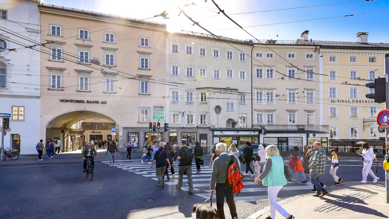 Das für die Fassadenfront so markante Gebäude mit dem Rathausbogen und die rechts angrenzenden beiden Häuser an der Griesgasse gehören seit April der oberösterreichischen vonree-Gruppe. Das für die Fassadenfront so markante Gebäude mit dem Rathausbogen und die rechts angrenzenden beiden Häuser an der Griesgasse gehören seit April der oberösterreichischen vonree-Gruppe.
