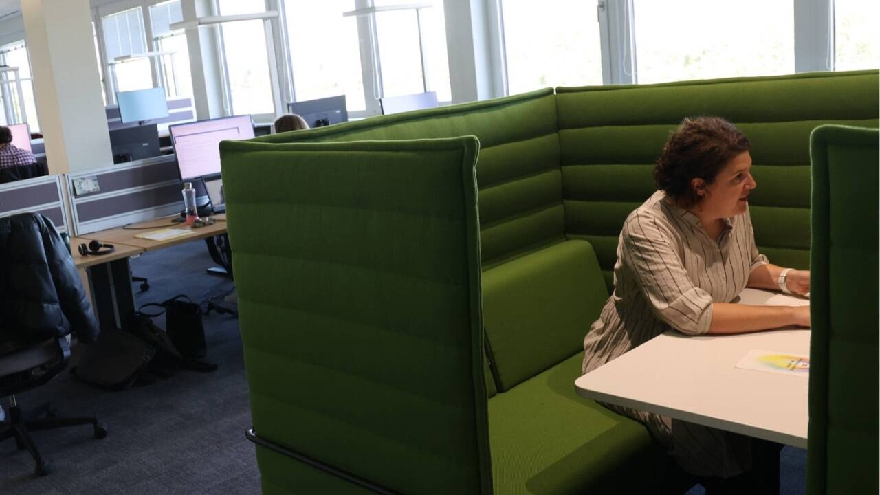 Neben klassischen Schreibtischen steht eine Vielzahl an Arbeits- und Begegnungsmöglichkeiten zur Verfügung.  Neben klassischen Schreibtischen steht eine Vielzahl an Arbeits- und Begegnungsmöglichkeiten zur Verfügung.