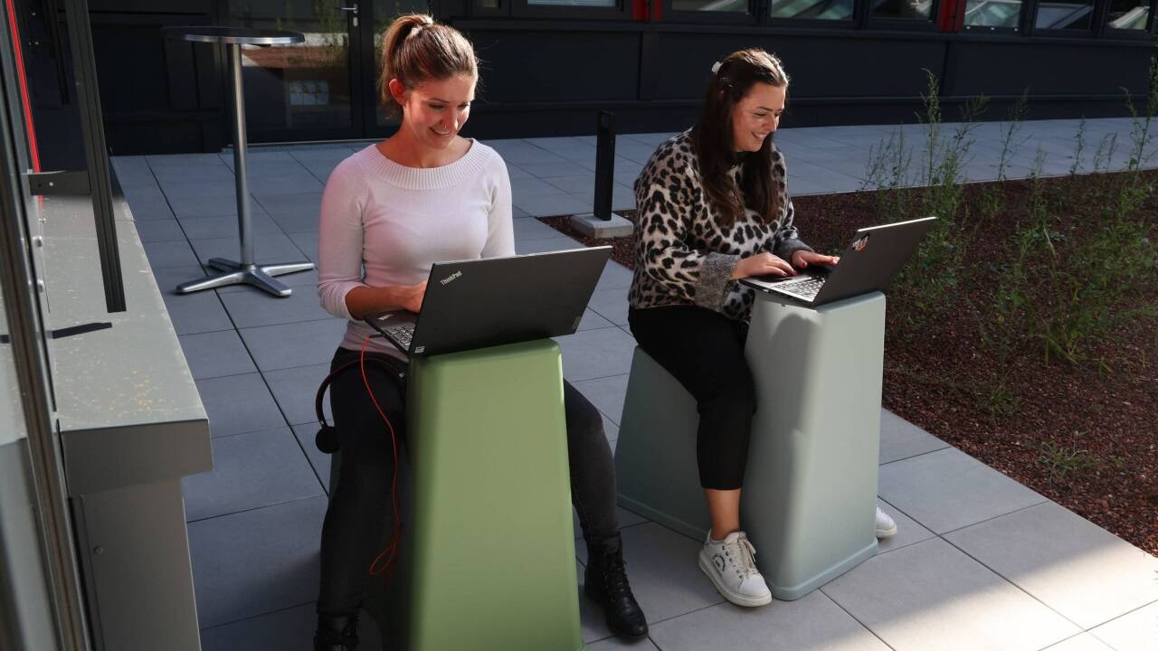 Diese mobilen Büromöbel lassen sich auf die Terrasse transferieren.  Diese mobilen Büromöbel lassen sich auf die Terrasse transferieren.