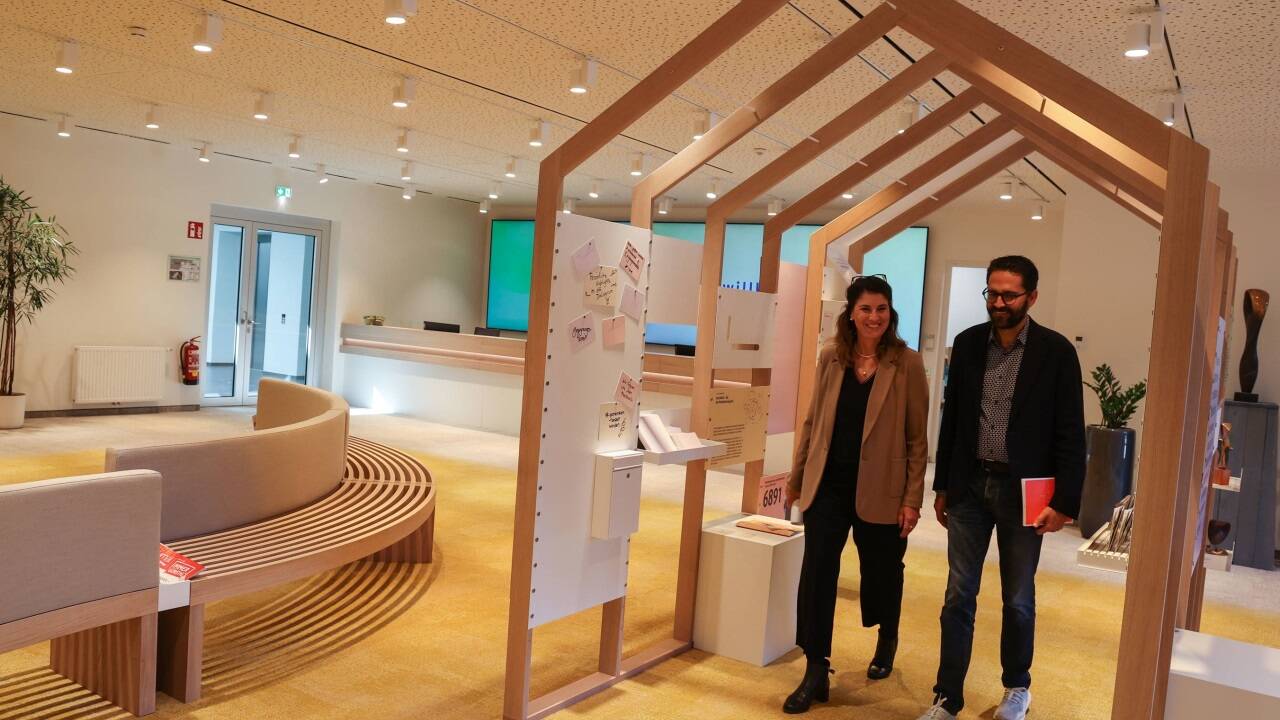 Geschäftsführerin Petra Mathi-Kogelnik im Empfangsbereich mit PR-Berater Stefan Ornig.  Geschäftsführerin Petra Mathi-Kogelnik im Empfangsbereich mit PR-Berater Stefan Ornig.