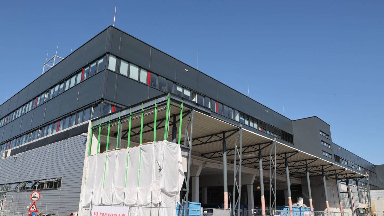 Die dm-Zentrale ist im ersten und zweiten Obergeschoß untergebracht.  Die dm-Zentrale ist im ersten und zweiten Obergeschoß untergebracht.