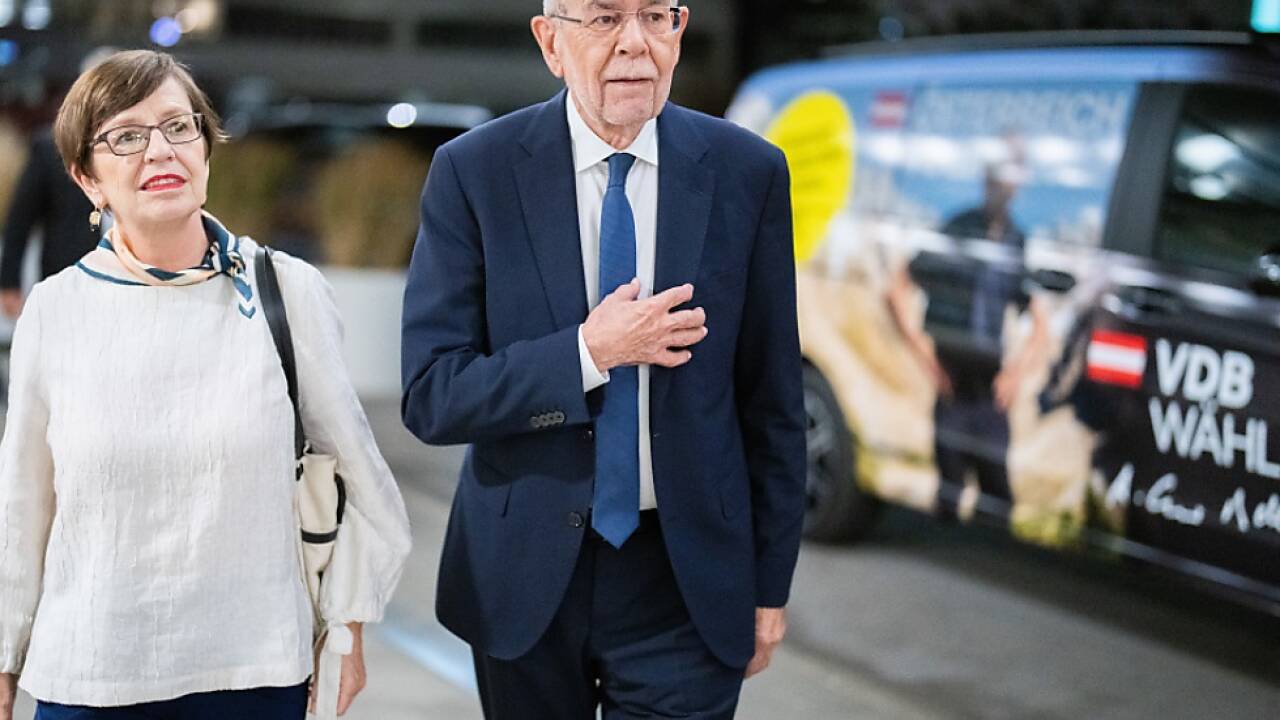 Der Präsident am Weg zur Elefanten-Runde 