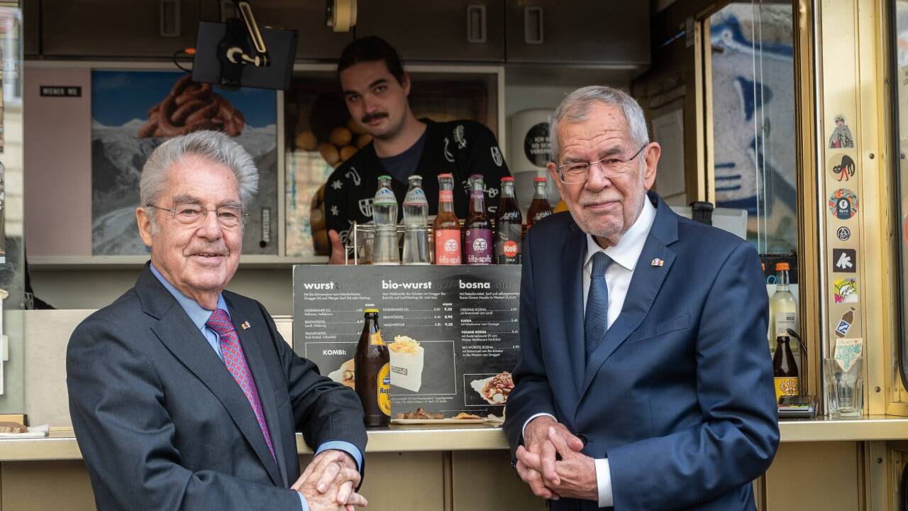 Eh Wurst: Van der Bellen – hier mit Amtsvorgänger am Würstelstand – hielt sich allen Wahlgeplänkeln fern. 