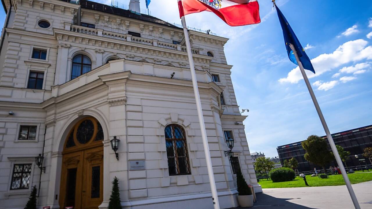 Der Haupteingang zum Leopoldinischen Trakt der Hofburg über den Wiener Ballhausplatz. 