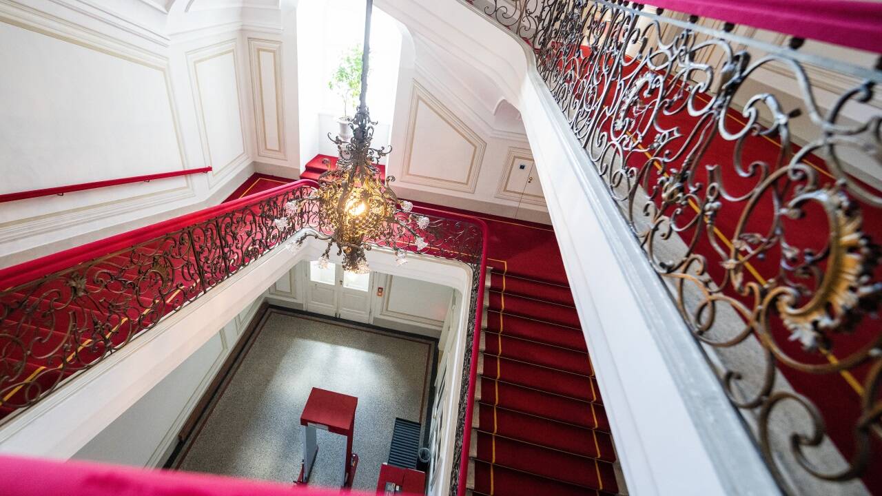 Selbst das Stiegenhaus erinnert an das kaiserliche Ambiente. 