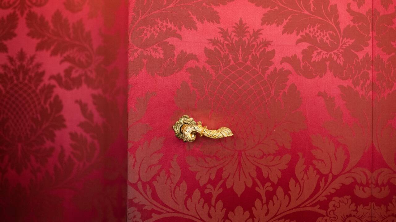 Das Muster auf den Seidentapeten besteht aus blätterumrankten Ananassen, was damals als Symbol für Reichtum und Exotik galt. 