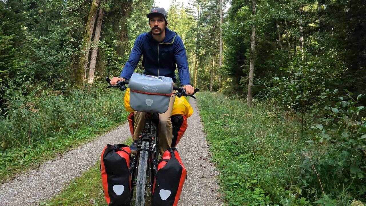 Felix Kaufmann reist mit seinem Reisefahrrad der Marke VSF Fahrradmanufaktur 14.000 Kilometer von Nordrhein-Westfalen bis nach Nordindien. 