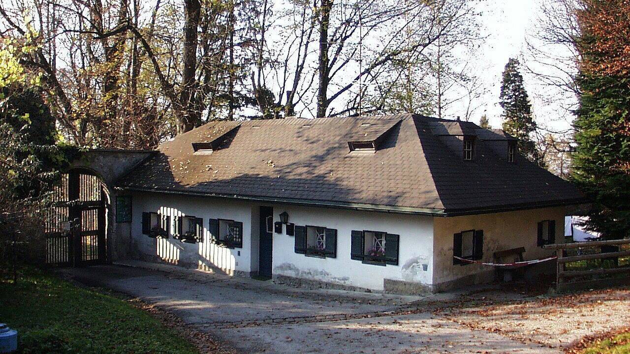 1640 erbaut, wohnte ab 1955 der Pförtner am Kapuzinerberg. Seit 2014 steht das Objekt nun leer. Nun ist ein Mieter gefunden. 1640 erbaut, wohnte ab 1955 der Pförtner am Kapuzinerberg. Seit 2014 steht das Objekt nun leer. Nun ist ein Mieter gefunden.