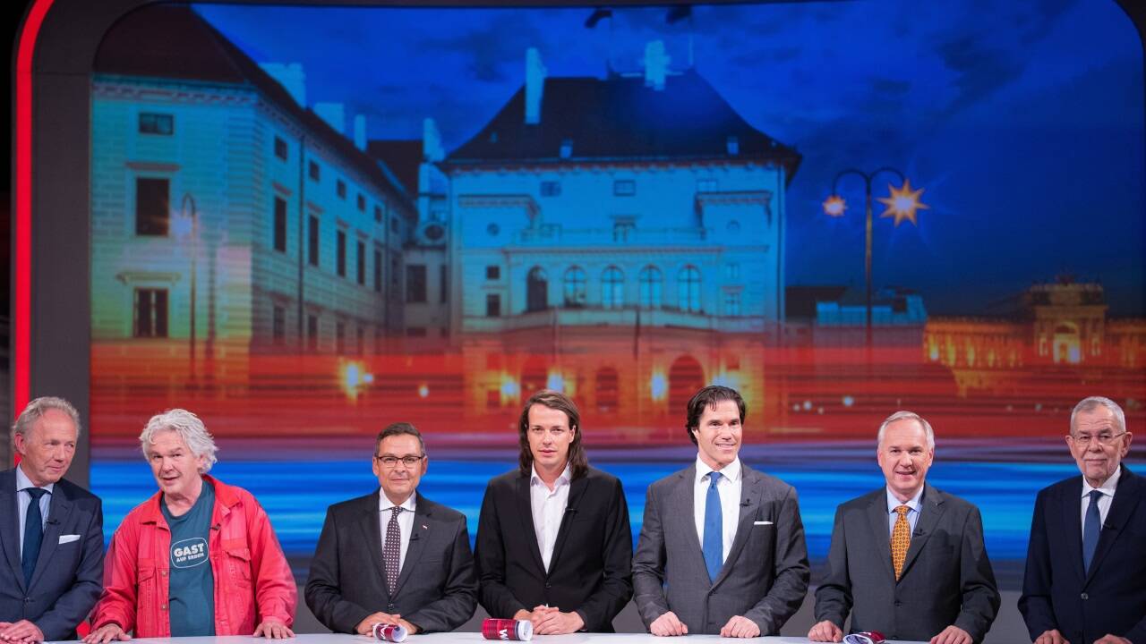 Die Bundespräsidentschafts-Kandidaten Michael Brunner (MFG), Heinrich Staudinger, Gerald Grosz, Dominik Wlazny (Bierpartei), Tassilo Wallentin, Walter Rosenkranz (FPÖ) und Alexander Van der Bellen am Donnerstag, 6. Oktober 2022, im Rahmen der ORF-Sendung 'Wahl 22 – Die Kandidaten zur Bundespräsidentenwahl' in Wien. -  