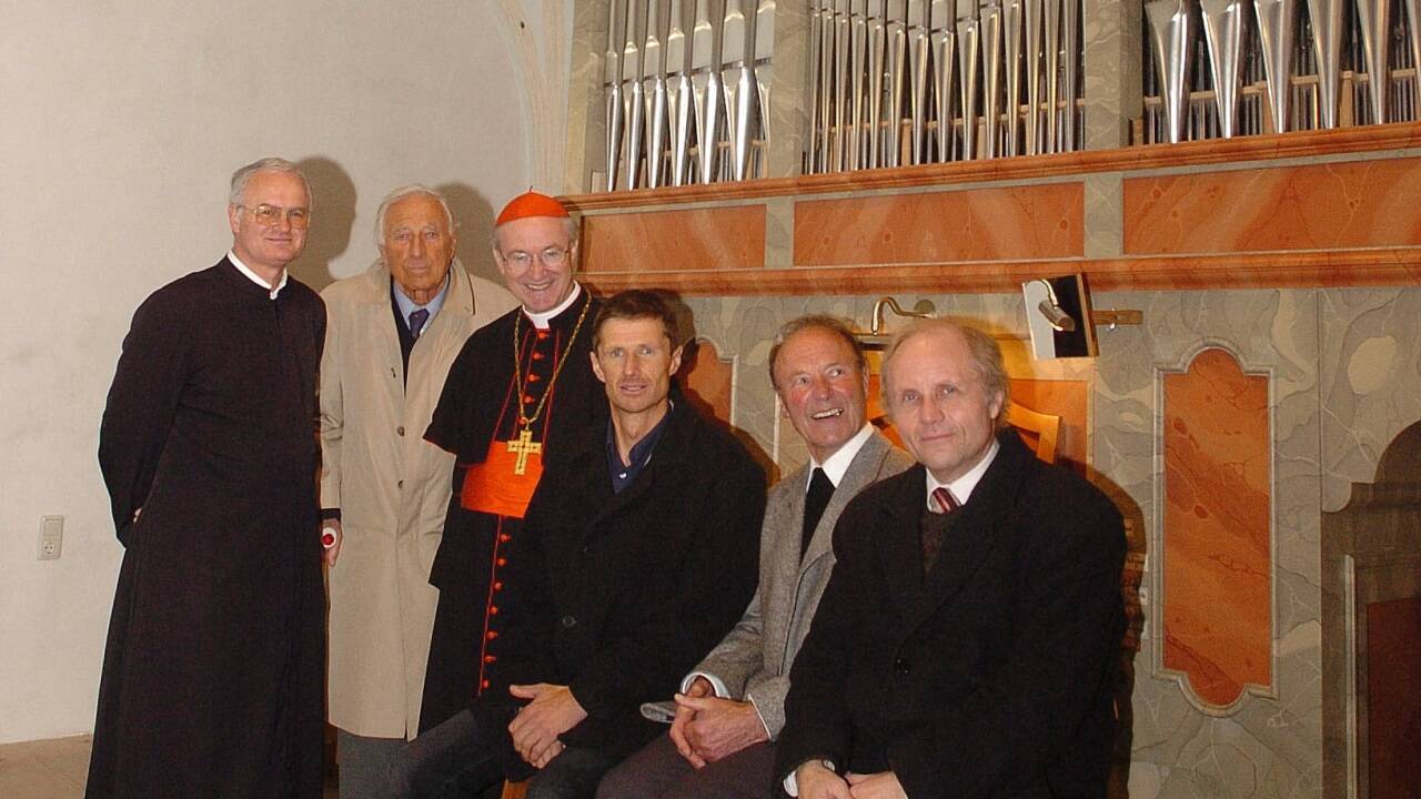 Ein Archivbild aus dem Jahr 2006 bei der Orgelweihe in der Gerlinger Kirche (v. l.): Dechant Roland Rasser, Orgelbauer Johann Pirchner, Erzbischof Alois Kothgasser, Orgelbauer Martin Pirchner, Orgelspender Matthias Sagmeister und Organist Heribert Metzger. 