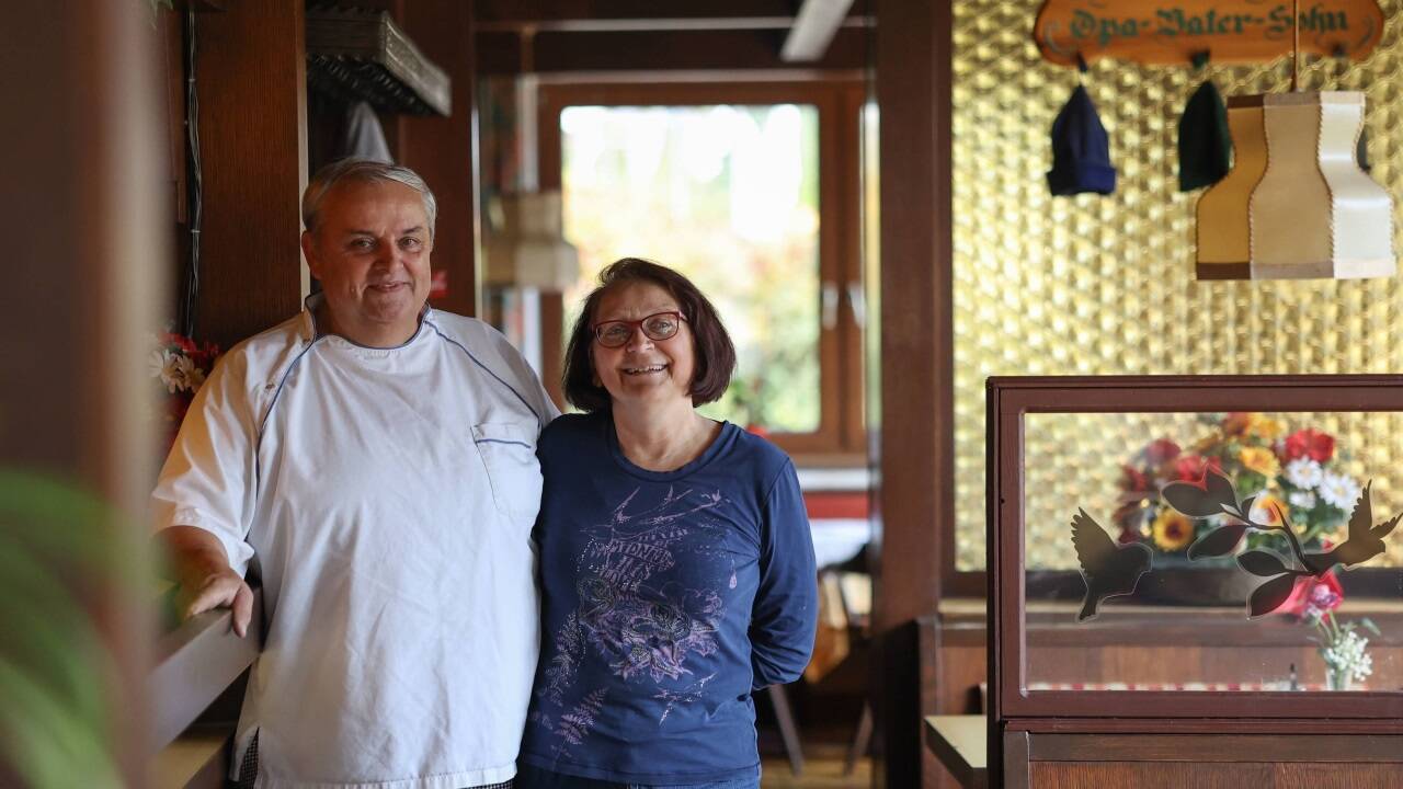 Ingeborg und Max Dablander in der Gaststube des Zipfwirts. 