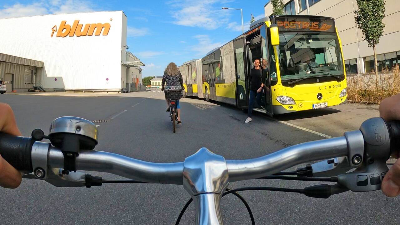 So wie Blum in Vorarlberg wollen immer mehr Unternehmen ihre Beschäftigten dazu motivieren, öfter mit Bus oder Rad zu pendeln.  