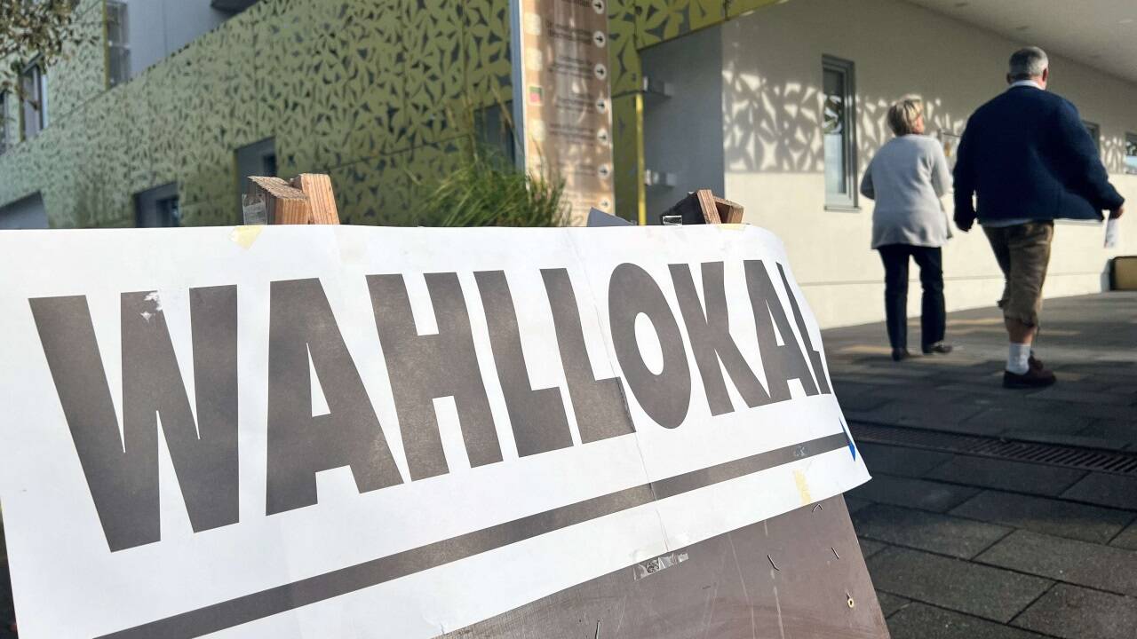 Vor dem Wahllokal in Seekirchen am Sonntagvormittag. 