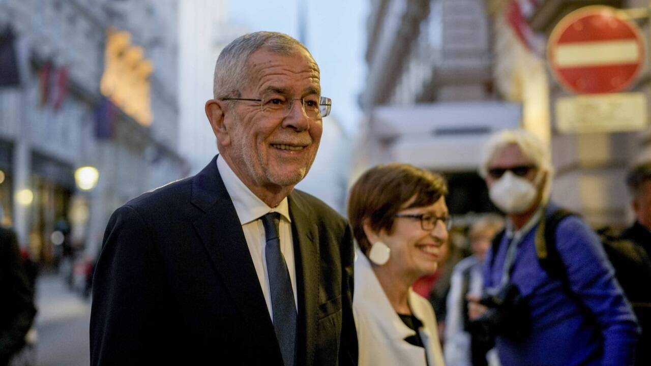 Ein Sieger am Wahlabend: Alexander Van der Bellen mit Ehefrau Doris Schmidauer.  