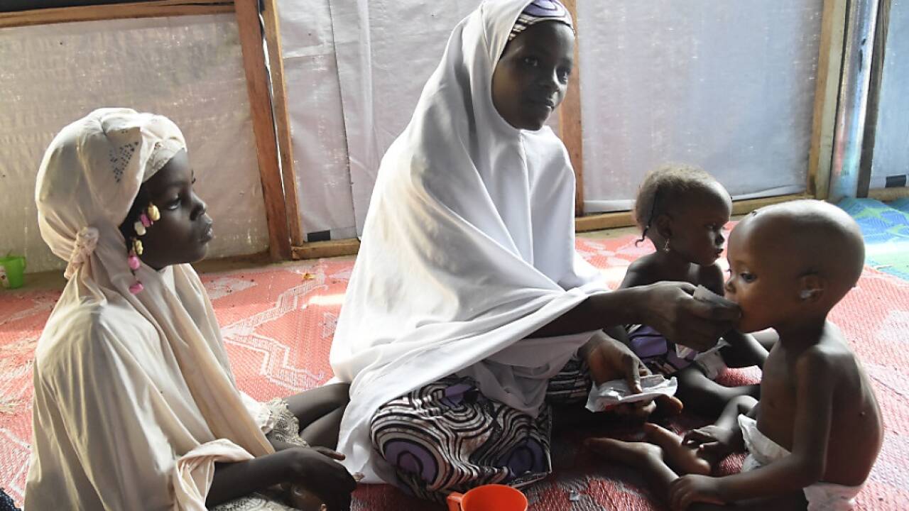 Mutter mit Kindern in einer Klinik in Nigeria 