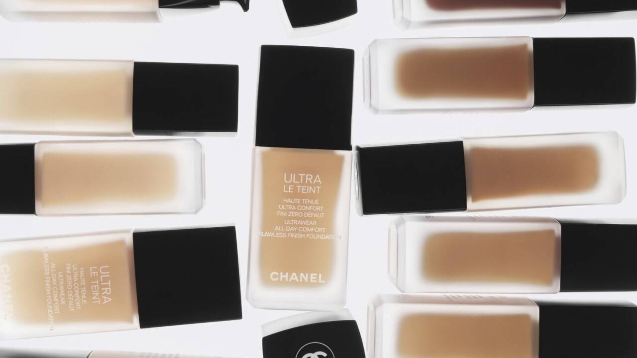 Les Accords de Chanel: Ultra Le Teint Fluide ist eine Foundation mit einer hochpigmentierten Formel, die ein makelloses, leuchtendes, mattes Finish bietet. 