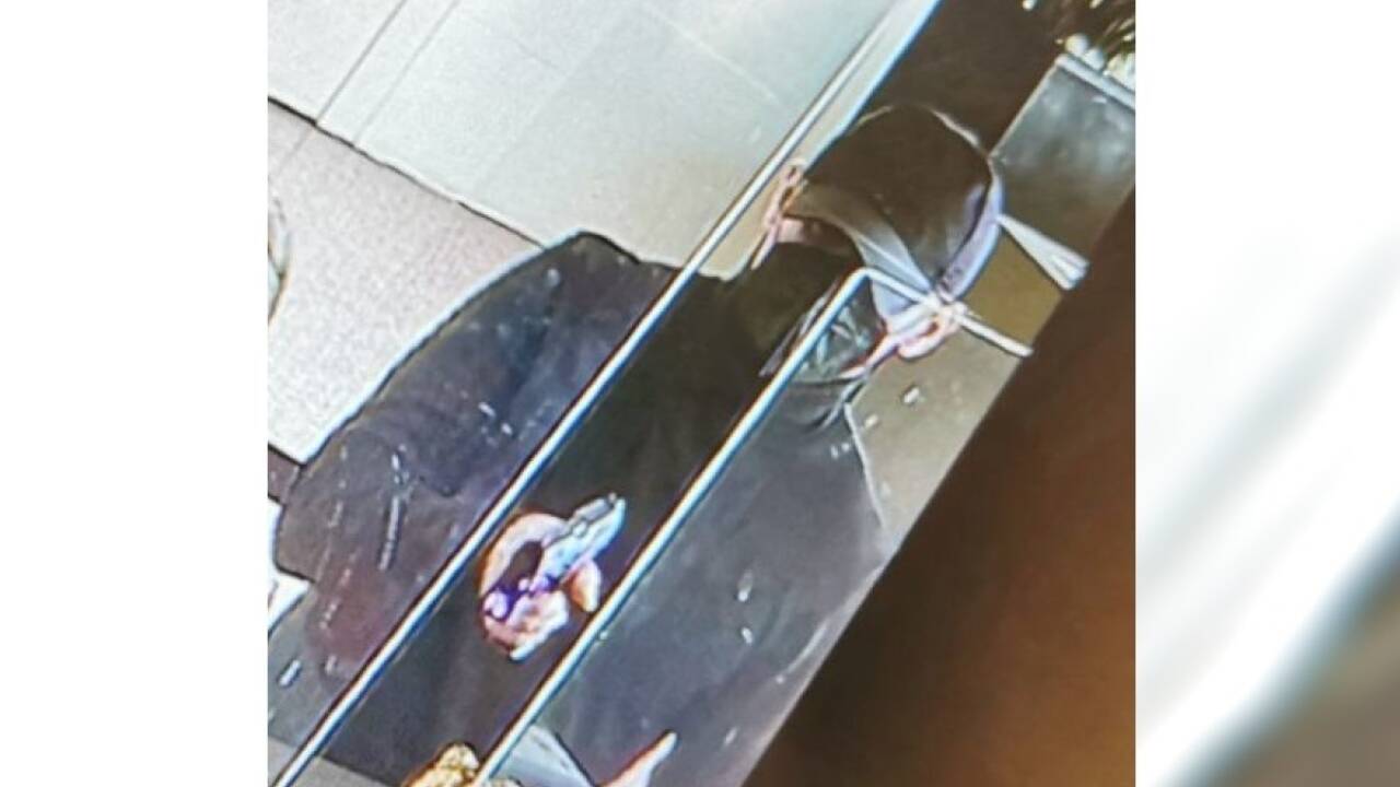 Die Polizei fahndet nach einem dunkel bekleideten Unbekannten mit schwarzer Kappe und schwarzem Mundschutz.  