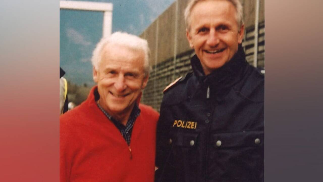 Werner Baier mit Fußball-Startrainer Giovanni Trapattoni, der 2006/07 Red Bull Salzburg coachte. „Trap“ hatte einst einen Auffahrunfall auf der A10, Baier war im Einsatz. Werner Baier mit Fußball-Startrainer Giovanni Trapattoni, der 2006/07 Red Bull Salzburg coachte. „Trap“ hatte einst einen Auffahrunfall auf der A10, Baier war im Einsatz.