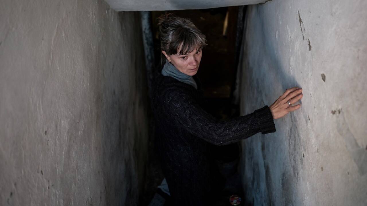 Menschen begeben sich wieder in Schutzräume 