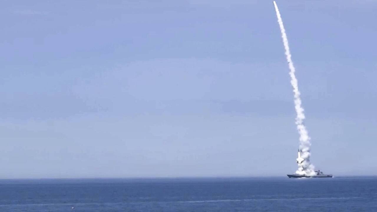 Ein Bild des russischen Verteidigungsministeriums zeigt den Abschuss eines Marschflugkörpers von einem Kriegsschiff im Schwarzen Meer auf die Ukraine. Ein Bild des russischen Verteidigungsministeriums zeigt den Abschuss eines Marschflugkörpers von einem Kriegsschiff im Schwarzen Meer auf die Ukraine.