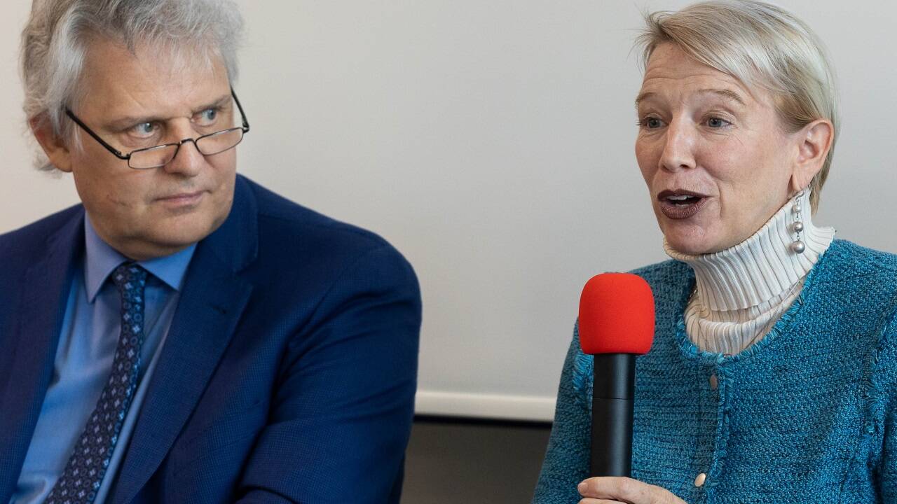 Sue Murphy (Medical Devices Kalifornien) mit Salzburg-Geschäftsführer Josef Atzler am Mittwoch in Puch.  