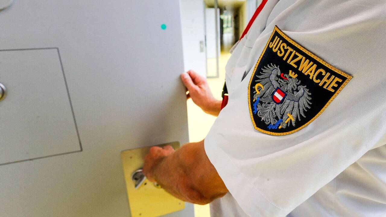 Zwei Bedienstete der Justizanstalt in Puch-Urstein sollen für Häftlinge Handys eingeschmuggelt und dafür kassiert haben.  