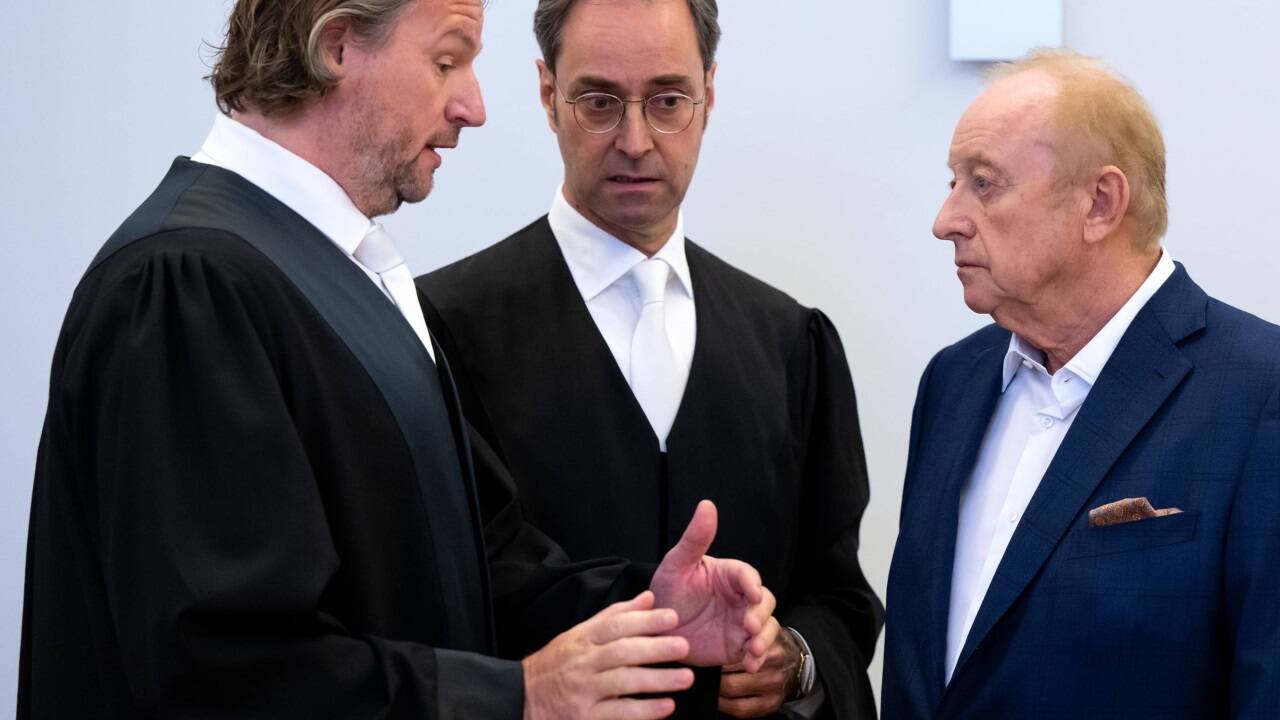 Alfons Schuhbeck (rechts) mit seinen Anwälten Markus Gotzens und Sascha König (links) beim Prozessauftakt im Münchner Justizpalast. 