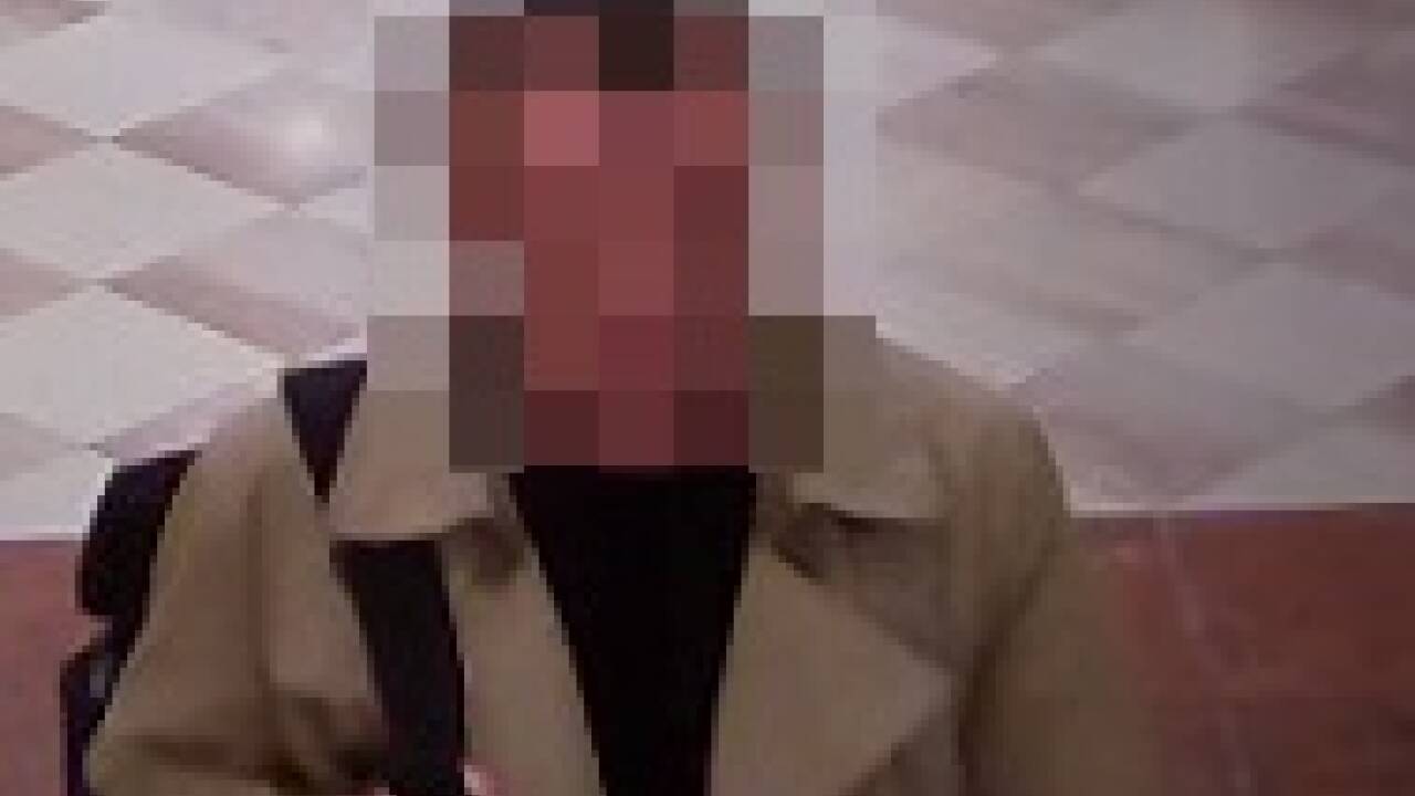 Geheimratsecken, heller Trenchcoat – das ist der gesuchte Mann. 
