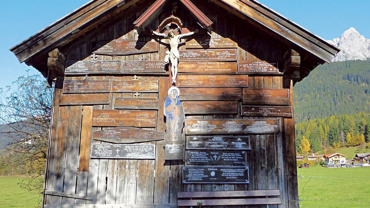 Heustadel mit Leichbrettern auf dem Weg nach Ramseiden, Saalfelden. 