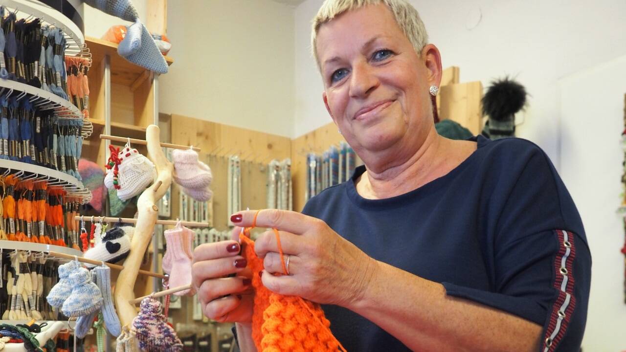 Sylvia Brandauer verkauft bei „Brandy“ in Hallein Wolle und Selbstproduziertes. „Socken und Decken werden heuer der Hit.“ 