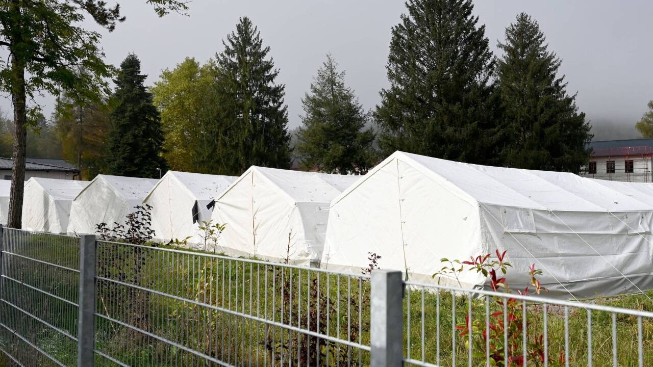 Zelte für Flüchtlinge im Erstaufnahmezentrum Thalham in St. Georgen im Attergau. 