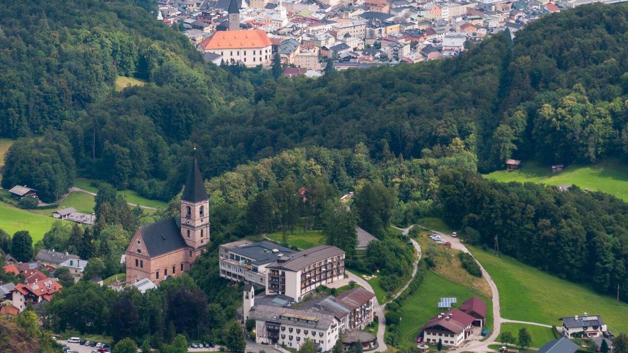 Unten die Stadt Hallein, wo politische Beschlüsse gefasst werden. Oben am Dürrnberg das Gesundheitsressort St. Josef. Um angrenzende Flächen und einen Kaufvertrag aus 2007 geht es nun. Unten die Stadt Hallein, wo politische Beschlüsse gefasst werden. Oben am Dürrnberg das Gesundheitsressort St. Josef. Um angrenzende Flächen und einen Kaufvertrag aus 2007 geht es nun.