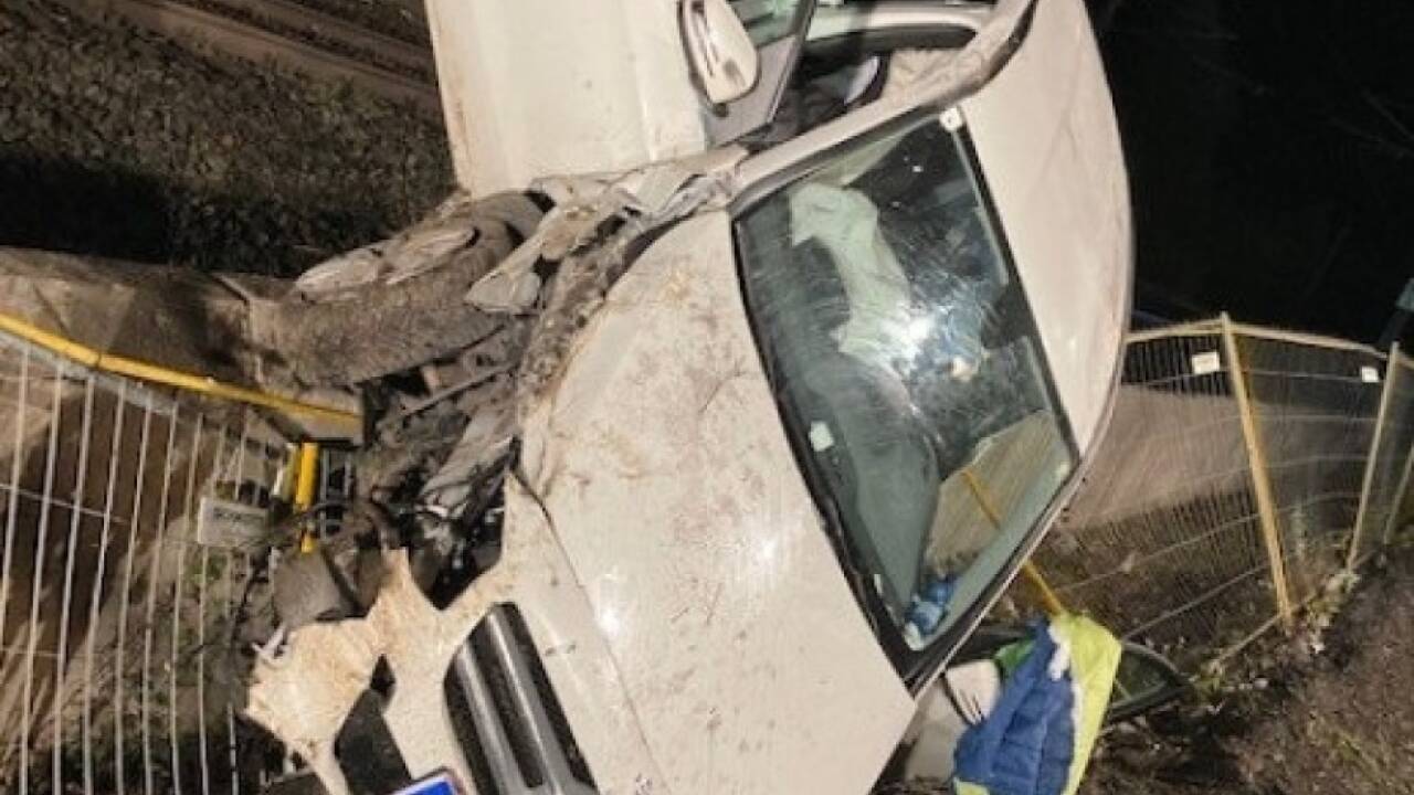 Fahrzeug stürzte 20 Meter über steilen Abhang ab Fahrzeug stürzte 20 Meter über steilen Abhang ab