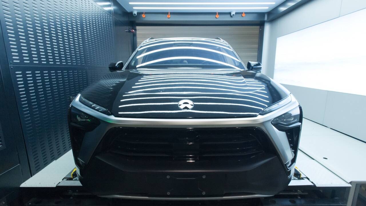 Nio startet mit Limousinen im Abo. In eigenen Stationen wird die Batterie gewechselt.  